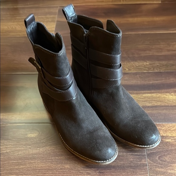 EARTH Brown Suede Boots Size 8 - Picture 1 of 7